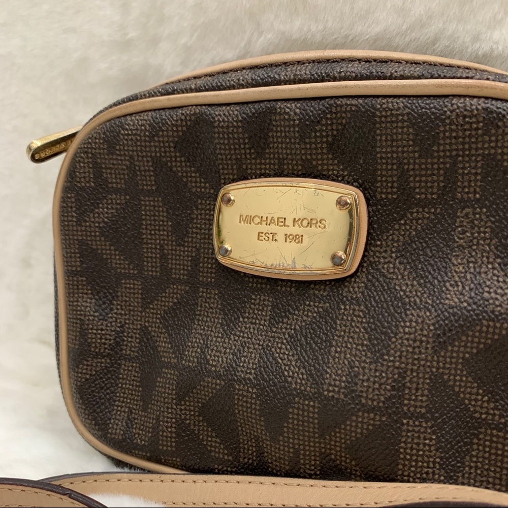 Micheal Kors Monogram Crossbody - Picture 3 of 6